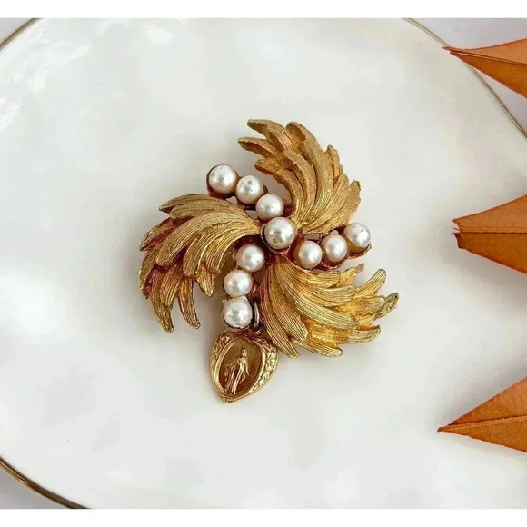 Vintage Jewelry - Vintage Gold Tone Leaf & Faux Pearl Pinwheel Brooch